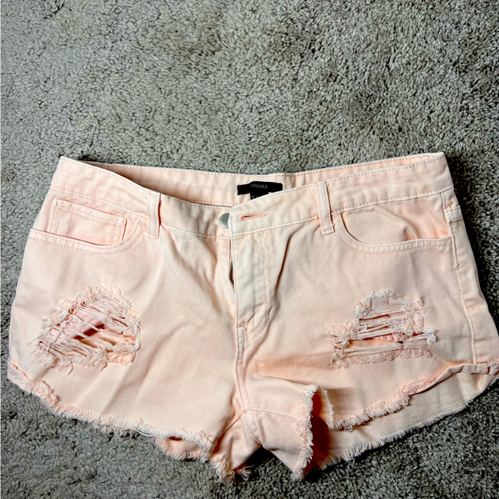 Light pink distressed denim short